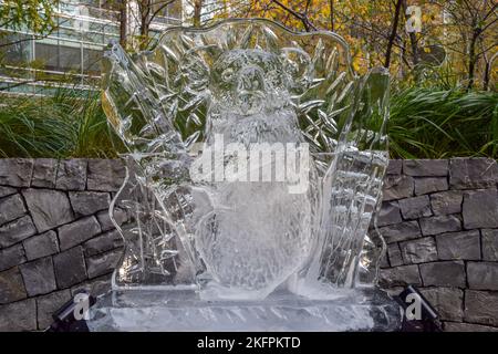 Londres, Royaume-Uni. 19th novembre 2022. Sculpture de Koala. Les sculpteurs ont créé des sculptures sur glace d'animaux à Canary Wharf dans le cadre de la glace d'hiver, qui vise à souligner l'urgence de protéger les espèces menacées dans le monde entier. Credit: Vuk Valcic/Alamy Live News Banque D'Images