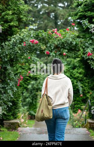 Une personne marchant dans le Washington Park de Portland. Banque D'Images