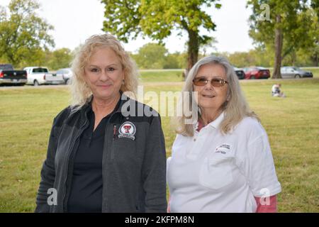 Carmen Stein et Marilynn Parker, qui font partie d'un groupe de dix thérapeutes bénévoles de la Croix-Rouge américaine, ont visité fort Riley le 30 septembre pour organiser des ateliers de reconnexion des solutions de stress avec les soldats. Stein, un ancien combattant de l'Armée et l'un des derniers membres du corps de l'Armée féminine, a été stationné à fort Riley à partir de 1975 et est retourné au poste pour la première fois en plus de 40 ans. Parker, actuellement conseiller militaire et de la vie familiale dans une unité de la Garde nationale de l'Oklahoma, a déjà joué un rôle similaire à fort Riley. La paire, qui fait partie d'un groupe de dix thérapeutes, a animé un petit disque de groupe Banque D'Images