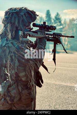 Un soldat polonais affecté au Bataillon d'infanterie légère 151st place son arme le BOR 7,62mm sur l'épaule pour un ajustement de portée pendant l'entraînement des chefs de temps avec les soldats de l'armée américaine affectés au bataillon de soutien de la brigade 64th, 3rd Armored Brigade combat Team, 4th Infantry Division (3-4 ABCT) à Skwierzyna, Pologne, 30 septembre 2022. L'ABCT de 3-4 est parmi les autres unités assignées à la Division d'infanterie de 1st, travaillant fièrement aux côtés des alliés de l'OTAN et des partenaires de sécurité régionaux pour fournir des forces crédibles au combat au V corps, le corps déployé avancé de l'Amérique en Europe Banque D'Images