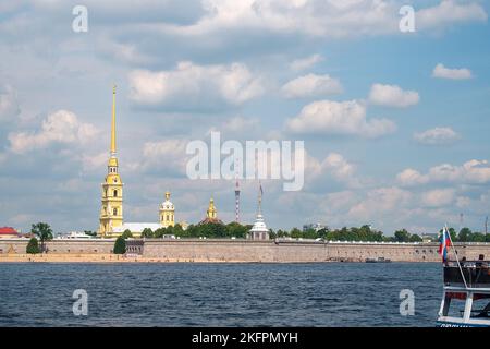 Vue sur la forteresse Pierre-et-Paul de l'autre côté de la rivière Neva. Banque D'Images