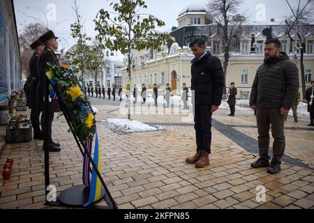 Kiev, Ukraine. 19th novembre 2022. Dans cette image diffusée par la présidence ukrainienne, le Premier ministre britannique Rishi Sunak (CL) et le président ukrainien Volodymyr Zelenskyy se rencontrent samedi à Kiev, capitale de l'Ukraine, sur 19 novembre 2022. Photo du Bureau du président ukrainien/ crédit : UPI/Alay Live News Banque D'Images