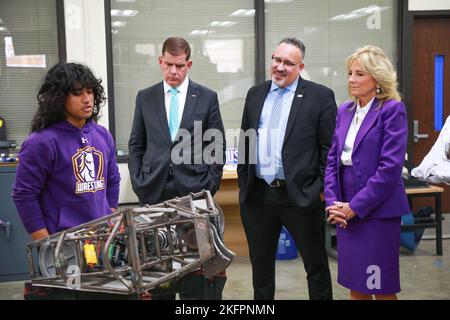 NOVEMBRE 14 - CHICAGO, il: Ethan Salibio, Secrétaire américain du travail Marty Walsh, Secrétaire américain de l'éducation Miguel Cardona et la première dame Dr. Jill Biden visite le lycée Rolling Meadows pour une table ronde éducative avec des étudiants et des enseignants sur 14 novembre 2022 à Rolling Meadows, Illinois. (Photo : Cruz Gutierrez/accès photo) Banque D'Images