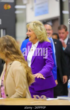 14 NOVEMBRE - CHICAGO, il : la première dame, le Dr Jill Biden, visite l'école secondaire Rolling Meadows pour une table ronde éducative avec des étudiants et des enseignants sur 14 novembre 2022 à Rolling Meadows, Illinois. (Photo : Cruz Gutierrez/accès photo) Banque D'Images