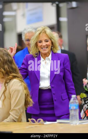 14 NOVEMBRE - CHICAGO, il : la première dame, le Dr Jill Biden, visite l'école secondaire Rolling Meadows pour une table ronde éducative avec des étudiants et des enseignants sur 14 novembre 2022 à Rolling Meadows, Illinois. (Photo : Cruz Gutierrez/accès photo) Banque D'Images