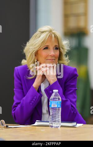 14 NOVEMBRE - CHICAGO, il : la première dame, le Dr Jill Biden, visite l'école secondaire Rolling Meadows pour une table ronde éducative avec des étudiants et des enseignants sur 14 novembre 2022 à Rolling Meadows, Illinois. (Photo : Cruz Gutierrez/accès photo) Banque D'Images