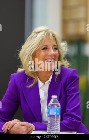 14 NOVEMBRE - CHICAGO, il : la première dame, le Dr Jill Biden, visite l'école secondaire Rolling Meadows pour une table ronde éducative avec des étudiants et des enseignants sur 14 novembre 2022 à Rolling Meadows, Illinois. (Photo : Cruz Gutierrez/accès photo) Banque D'Images