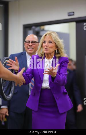 14 NOVEMBRE - CHICAGO, il : la première dame, le Dr Jill Biden, visite l'école secondaire Rolling Meadows pour une table ronde éducative avec des étudiants et des enseignants sur 14 novembre 2022 à Rolling Meadows, Illinois. (Photo : Cruz Gutierrez/accès photo) Banque D'Images