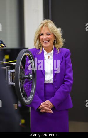 14 NOVEMBRE - CHICAGO, il : la première dame, le Dr Jill Biden, visite l'école secondaire Rolling Meadows pour une table ronde éducative avec des étudiants et des enseignants sur 14 novembre 2022 à Rolling Meadows, Illinois. (Photo : Cruz Gutierrez/accès photo) Banque D'Images