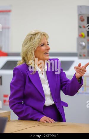 14 NOVEMBRE - CHICAGO, il : la première dame, le Dr Jill Biden, visite l'école secondaire Rolling Meadows pour une table ronde éducative avec des étudiants et des enseignants sur 14 novembre 2022 à Rolling Meadows, Illinois. (Photo : Cruz Gutierrez/accès photo) Banque D'Images