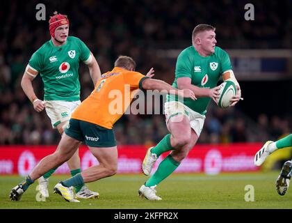 Le Tadhg Furlong (à droite) d'Irlande en action lors du match international d'automne au stade Aviva de Dublin, en Irlande. Date de la photo: Samedi 19 novembre 2022. Banque D'Images