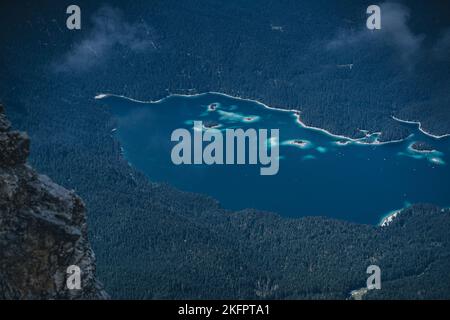 Une vue aérienne d'un beau lac eibsee avec de petites îles Banque D'Images