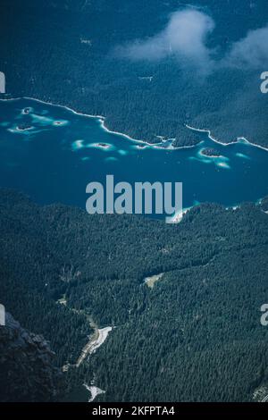 Une vue aérienne d'un beau lac eibsee avec de petites îles Banque D'Images