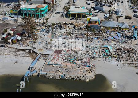 Un équipage de la station aérienne de la Garde côtière américaine Clearwater MH-60 Jayhawk effectue des survols le long de la côte ouest de la Floride après l'ouragan Ian Oct. 1, 2022. Les actifs de la Garde côtière mènent des opérations de recherche et de sauvetage en réponse aux dommages causés par l’ouragan Ian. Airsta Clearwater, garde-côtes, HurricaneIan22, Storm22, Banque D'Images