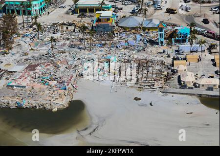 Un équipage de la station aérienne de la Garde côtière américaine Clearwater MH-60 Jayhawk effectue des survols le long de la côte ouest de la Floride à la suite de l'ouragan Ian le 1 octobre 2022. Les biens de la Garde côtière effectuent des opérations de recherche et de sauvetage en réponse aux dommages causés par l'ouragan Ian. Banque D'Images