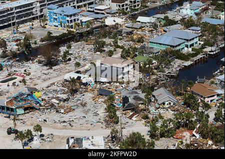 Un équipage de la station aérienne de la Garde côtière américaine Clearwater MH-60 Jayhawk effectue des survols le long de la côte ouest de la Floride à la suite de l'ouragan Ian le 1 octobre 2022. Les biens de la Garde côtière effectuent des opérations de recherche et de sauvetage en réponse aux dommages causés par l'ouragan Ian. Banque D'Images