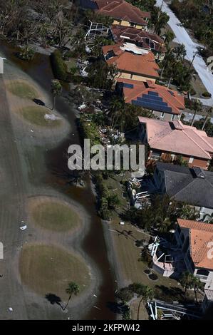 Un équipage de la station aérienne de la Garde côtière américaine Clearwater MH-60 Jayhawk effectue des survols le long de la côte ouest de la Floride après l'ouragan Ian Oct. 1, 2022. Les actifs de la Garde côtière mènent des opérations de recherche et de sauvetage en réponse aux dommages causés par l’ouragan Ian. Airsta Clearwater, garde-côtes, HurricaneIan22, Storm22, Banque D'Images