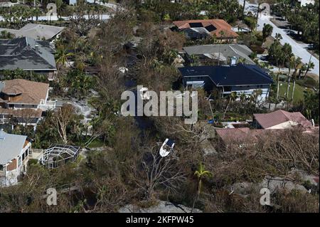Un équipage de la station aérienne de la Garde côtière américaine Clearwater MH-60 Jayhawk effectue des survols le long de la côte ouest de la Floride après l'ouragan Ian Oct. 1, 2022. Les actifs de la Garde côtière mènent des opérations de recherche et de sauvetage en réponse aux dommages causés par l’ouragan Ian. Airsta Clearwater, garde-côtes, HurricaneIan22, Storm22, Banque D'Images
