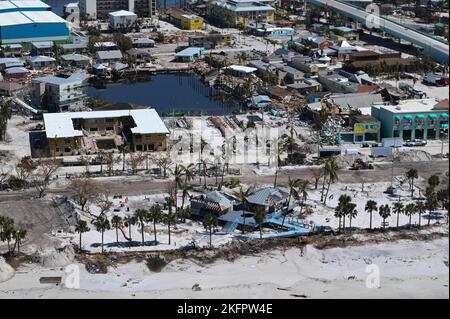 Un équipage de la station aérienne de la Garde côtière américaine Clearwater MH-60 Jayhawk effectue des survols le long de la côte ouest de la Floride après l'ouragan Ian Oct. 1, 2022. Les actifs de la Garde côtière mènent des opérations de recherche et de sauvetage en réponse aux dommages causés par l’ouragan Ian. Airsta Clearwater, garde-côtes, HurricaneIan22, Storm22, Banque D'Images