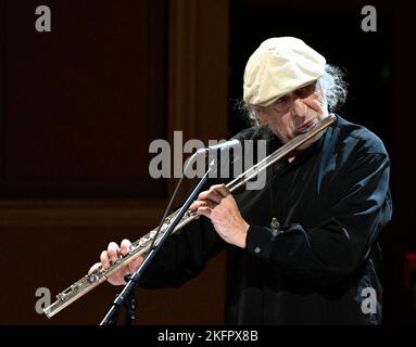 Prague, République tchèque. 19th novembre 2022. Jiri Stivin, flûte et compositeur tchèque, se produit lors du Festival des sons de Prague à Prague, République tchèque, 19 novembre 2022. Crédit : Michal Krumphanzl/CTK photo/Alay Live News Banque D'Images
