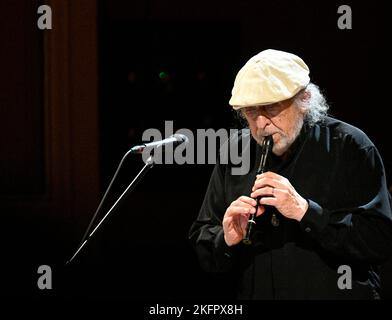 Prague, République tchèque. 19th novembre 2022. Jiri Stivin, flûte et compositeur tchèque, se produit lors du Festival des sons de Prague à Prague, République tchèque, 19 novembre 2022. Crédit : Michal Krumphanzl/CTK photo/Alay Live News Banque D'Images