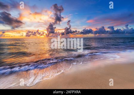 Lever du soleil lors d'un jour de tempête Hollywood Beach, Miami, Floride du Sud, États-Unis Banque D'Images