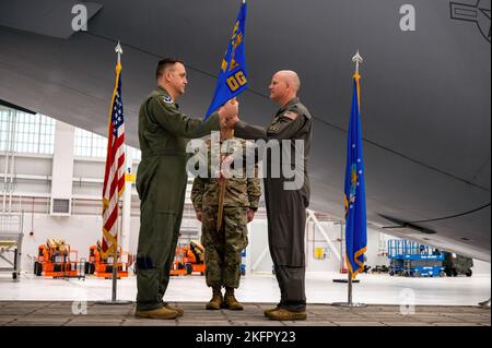 Le colonel Bryan M. Bailey, commandant de l'escadre du transport aérien 911th, passe un guide au lieutenant-colonel Jamie Akers, commandant du groupe des opérations 911th, lors d'une cérémonie à la station de réserve aérienne de l'aéroport international de Pittsburgh, en Pennsylvanie, le 1 octobre 2022. Le passage de la ligne directrice symbolise le transfert de commandement et que Akers assume la responsabilité des OG de 911th. Banque D'Images