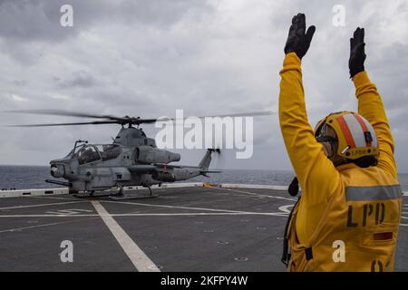 221110-N-XB010-1005 MER DE CHINE ORIENTALE (NOV 10, 2022) – Aviation Boatswain’s Mate, ravitailleur, classe 2nd Tameca McKenzie, de Montego Bay (Jamaïque), ordonne à un hélicoptère AH-1Z Cobra de prendre le pont de vol du quai de transport amphibie déployé par l’avant USS New Orleans’ (LPD 18) alors qu’il se trouve dans la mer de Chine méridionale pendant Keen Swen 23. Keen Sword est un exercice d'entraînement sur le terrain, bilatéral et conjoint, auquel participent l'armée américaine et le personnel de la Force d'autodéfense du Japon, conçu pour accroître la préparation et l'interopérabilité au combat et renforcer l'alliance américano-japonaise. (É.-U. Photo de la marine par Mass Co Banque D'Images