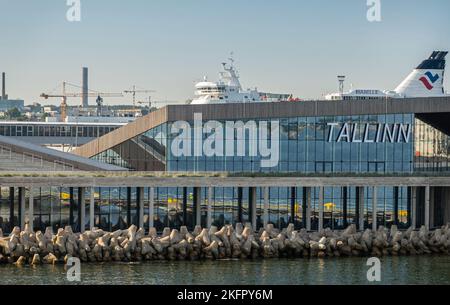 Estonie, Tallinn - 21 juillet 2022 : les ferries s'élèvent au-dessus du terminal des bateaux de croisière en verre et en bois sous le ciel bleu clair du matin. Faire ondulée les bouchons devant et Banque D'Images