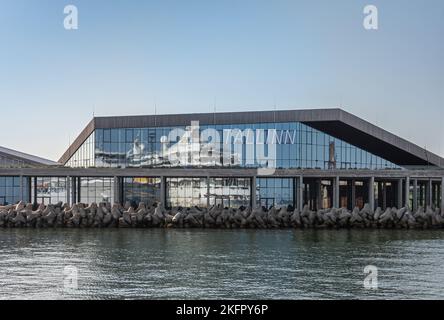 Estonie, Tallinn - 21 juillet 2022 : gros plan du terminal des bateaux de croisière en verre et en bois sous le ciel bleu. Les brise-béton à ondes de ciment sont également utilisés comme dispositif d'arrêt de réservoir militaire Banque D'Images