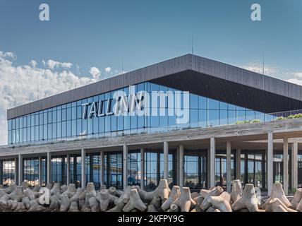 Estonie, Tallinn - 21 juillet 2022 : gros plan. Terminal des bateaux de croisière en verre et en bois sous un ciel bleu. Les brise-béton à ondes de ciment sont également utilisés comme bouchons de réservoir militaires Banque D'Images