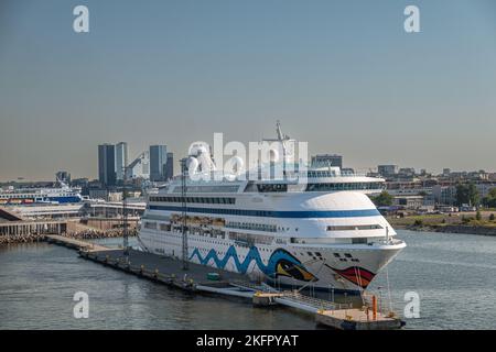 Estonie, Tallinn - 21 juillet 2022 : gros plan d'un bateau de croisière Aaffidavita blanc amarré dans le port avec un paysage urbain élevé à l'arrière sous un ciel bleu clair. Po plus large Banque D'Images