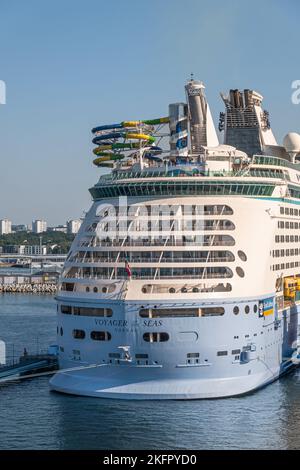 Estonie, Tallinn - 21 juillet 2022 : gros plan de la poupe bleu-blanc de Voyager des mers, navire de croisière royal des Caraïbes dans le port. Les gens qui jouent en tête dans po Banque D'Images