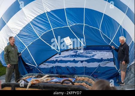 Le général de division James R. Sears Jr., commandant adjoint du Commandement de l'éducation et de l'entraînement aériens, aide à installer le ballon d'air chaud de la US Air Force au Balloon Fiesta Park à Albuquerque, Nouveau-Mexique, le 1 octobre 2022. Le ballon a été créé pour commémorer le 75th anniversaire de l'Armée de l'Air pendant le 50th anniversaire de la fête des ballons. Banque D'Images