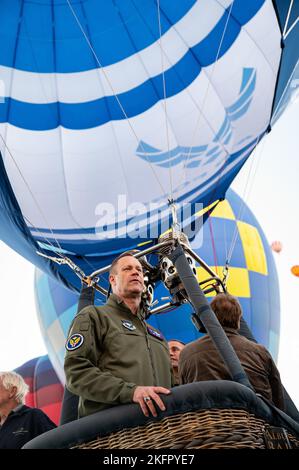 Le général de division James R. Sears Jr., commandant adjoint du Commandement de l'éducation et de l'entraînement aériens, se prépare à prendre l'avion en montgolfière de la U.S. Air Force au Balloon Fiesta Park à Albuquerque, Nouveau-Mexique, le 1 octobre 2022. Le ballon a été créé pour commémorer le 75th anniversaire de l'Armée de l'Air pendant le 50th anniversaire de la fête des ballons. Banque D'Images