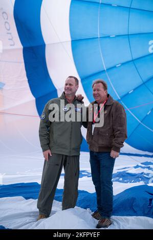 Le major général James R. Sears Jr., commandant adjoint du Commandement de l'éducation et de l'entraînement aériens, pose avec le pilote contractuel Rusty Manning à l'intérieur du ballon à air chaud de l'US Air Force au Balloon Fiesta Park à Albuquerque, Nouveau-Mexique, le 1 octobre 2022. Le ballon a été créé pour commémorer le 75th anniversaire de l'Armée de l'Air pendant le 50th anniversaire de la fête des ballons. Banque D'Images