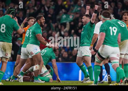 En Irlande, Cian Healy (à droite) et Bundee Aki (à gauche) célèbrent lors du dernier coup de sifflet après le match international d'automne au stade Aviva de Dublin, en Irlande. Date de la photo: Samedi 19 novembre 2022. Banque D'Images