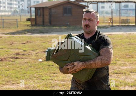 Tech. Sgt. Eric. Martin, assistant exécutif du commandant de l'aile de la base aérienne 39th, porte un jerrycan rempli d'eau pendant la course espagnole de Pegasus à la base aérienne d'Incirlik, Turquie, le 1 octobre 2022. La course, organisée par l'unité du Patriot espagnol, se composait de huit obstacles allant de l'escalade de corde à la piste de boue et d'une course de quatre kilomètres. Des événements comme la course espagnole de Pegasus encouragent la cohésion et le travail d'équipe entre les individus pour renforcer la relation entre les forces américaines et espagnoles tout en permettant aux partenaires de l'OTAN de Amuse-toi bien. Banque D'Images