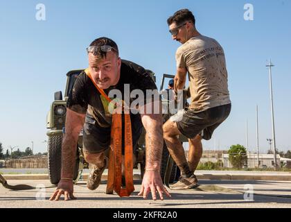 Tech. Sgt. Eric Martin, assistant exécutif du commandant de l'aile de la base aérienne 39th, à gauche, et 1st Lt. Mitchell Hollman, chef des plans et programmes de l'aile 39th ABW, tirent un véhicule militaire pendant la course espagnole Pegasus à la base aérienne d'Incirlik, Turquie, le 1 octobre 2022. La course, organisée par l'unité du Patriot espagnol, se composait de huit obstacles allant de l'escalade de corde à la piste de boue et d'une course de quatre kilomètres. Des événements comme la course espagnole de Pegasus encouragent la cohésion et le travail d'équipe entre les individus pour renforcer la relation entre les forces américaines et espagnoles tout en permettant aux partenaires de l'OTAN d'avoir Banque D'Images