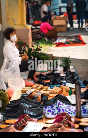 PERAK, MALAISIE - 18 octobre 2022 : chaussures en vente sur le marché du matin à Karai, Kuala Kangsar. Banque D'Images
