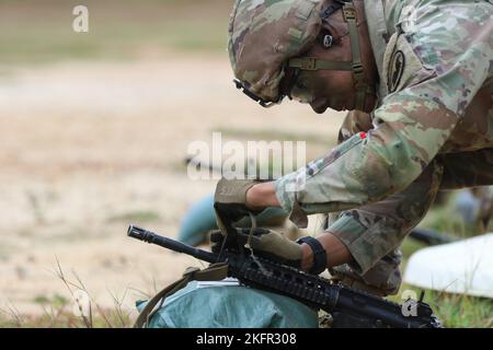 A Soldier of Squad 7, de la Réserve de l'armée des États-Unis, apporte des ajustements à leurs vues de fer à une distance nulle lors de la compétition de la meilleure armée des États-Unis sur fort Bragg, Caroline du Nord, le 2 octobre 2022. La compétition Army Best Squad teste les soldats sur leur capacité individuelle et collective à s'adapter et à surmonter des scénarios difficiles et des événements de préparation au combat qui testent leur endurance physique, leurs compétences techniques et leurs capacités tactiques sous le stress et la fatigue extrême. (Photo de l'armée des États-Unis par le sergent d'état-major. Kyle Castrovinci) Banque D'Images