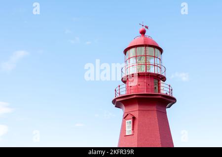 La Matre, Canada - 9 août 2015 : vue sur le Phare de la Martre, l'un des nombreux phares emblématiques de la Gaspésie pendant une journée ensoleillée Banque D'Images