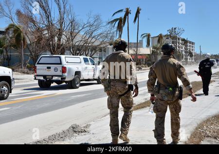 L’équipe d’intervention spéciale (ÉRM) du CBP appuie la mission de recherche et de sauvetage en milieu urbain de la FEMA dans la région de fort Myers après que l’ouragan Ian ait dévié l’ÉRS. Photo de Rob Brisley Banque D'Images