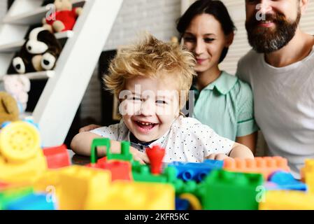 Couple dans salon avec baby smiling Banque D'Images