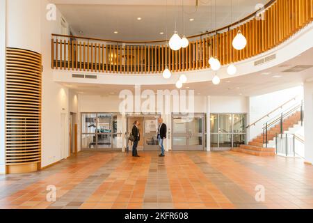 Université d'Örebro en automne en Suède. Elle a obtenu le statut d'université en 1999 et compte actuellement environ 17000 étudiants. Banque D'Images