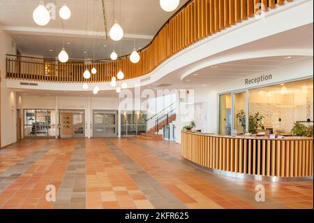 Université d'Örebro en automne en Suède. Elle a obtenu le statut d'université en 1999 et compte actuellement environ 17000 étudiants. Banque D'Images