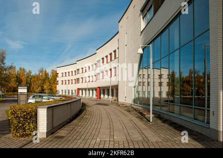 Université d'Örebro en automne en Suède. Elle a obtenu le statut d'université en 1999 et compte actuellement environ 17000 étudiants. Banque D'Images