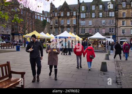Édimbourg, Écosse, Royaume-Uni 19th novembre 2022. Météo au Royaume-Uni : marché alimentaire pour les visiteurs et les habitants du grassmarket a vu un temps décent après un déluge d'antan. Crédit Gerard Ferry/Alay Live News Banque D'Images