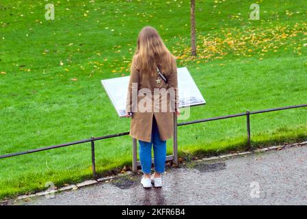 Édimbourg, Écosse, Royaume-Uni 19th novembre 2022. Météo au Royaume-Uni : un jardin de princes touristiques sous les murs du château près du grassmarket a vu un temps décent après un déluge d'antan. Crédit Gerard Ferry/Alay Live News Banque D'Images