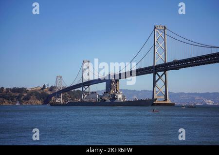 SAN FRANCISCO (octobre 3, 2022) – le destroyer de missiles guidés de classe Arleigh Burke USS Fitzgerald (DDG 62) sort sous le pont d'Oakland Bay en préparation de la semaine de la flotte de San Francisco (SFFW 2022), le 3 octobre 2022. SFFW est une occasion pour le public américain de rencontrer leurs équipes de la Marine, du corps des Marines et de la Garde côtière et de faire l’expérience des services maritimes américains. Au cours de la semaine de la flotte, les membres du service participent à divers événements de service communautaire, présentent des capacités et de l'équipement à la communauté et apprécient l'hospitalité de la ville et de ses environs. Banque D'Images